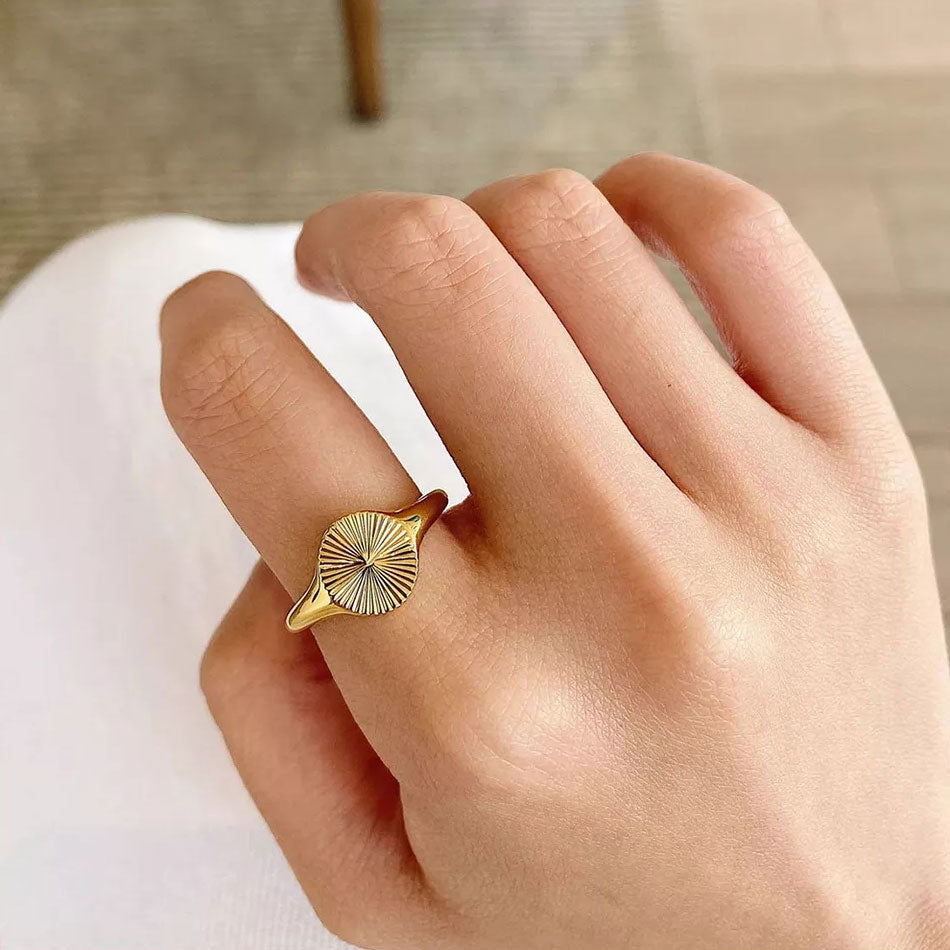 Rizavelle | Anillo Sunburst en Oro de 18 Quilates