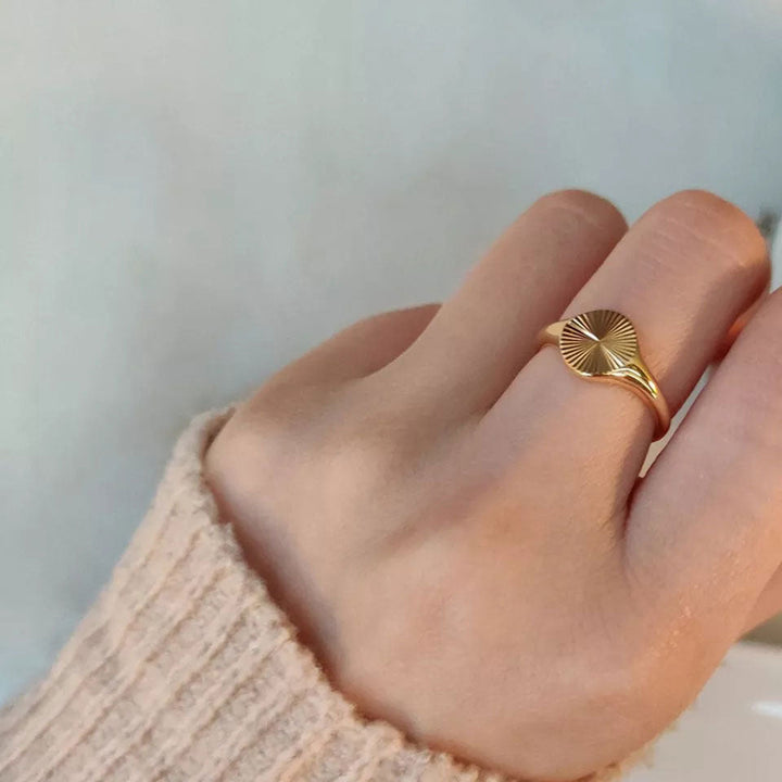 Rizavelle | Anillo Sunburst en Oro de 18 Quilates