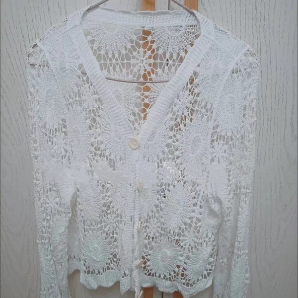 Mercedes™ | Blusa de encaje con cuello en V y manga larga